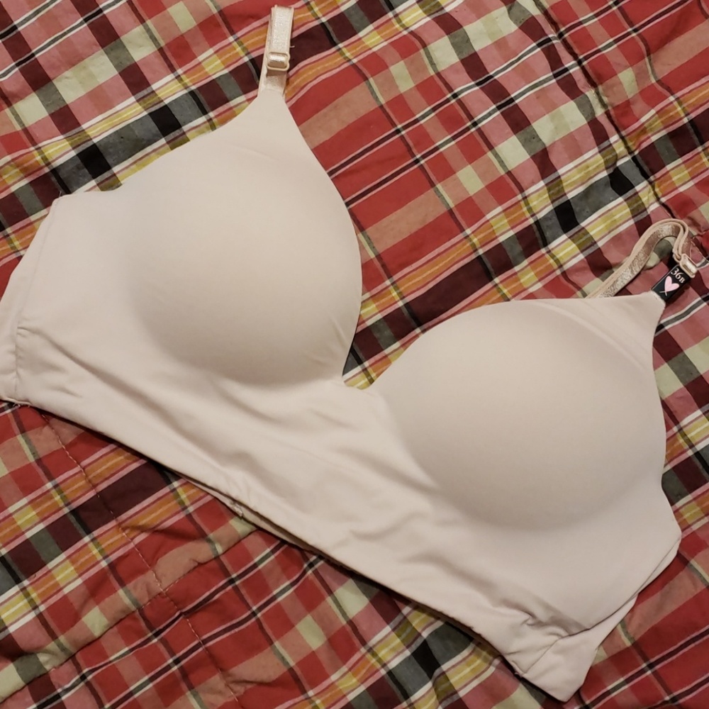 Victoria's Secret t-shirt lightly lined wireless